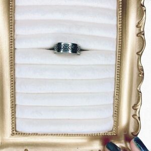 4483u. Women’s Silvertone Southwest Patterned Ring